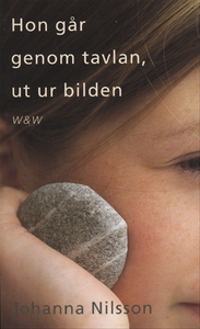 Hon går genom tavlan ut ur bilden (e-bok) av Jo