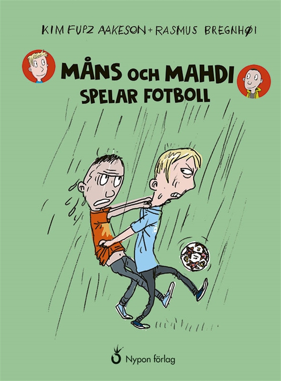 Måns och Mahdi spelar fotboll