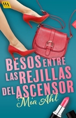 Besos entre las rejillas del ascensor