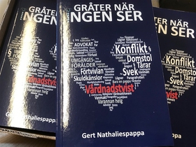 Gråter när ingen ser (e-bok) av Gert Nathaliesp