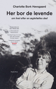 Her bor de levende (e-bog) af Charlot