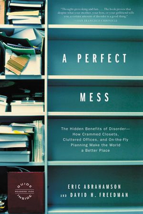 A Perfect Mess - The Hidden Benefits of Disorder - How Crammed Closets, Cluttered Offices, and on-the-Fly Planning Make the World a Better Place (ebok) av Eric Abrahamson