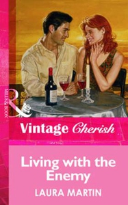 Living with the enemy (ebok) av Laura Martin