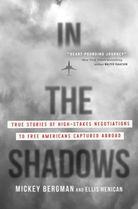 In the Shadows - True Stories of High-Stakes Negotiations to Free Americans Captured Abroad (ebok) av Mickey Bergman