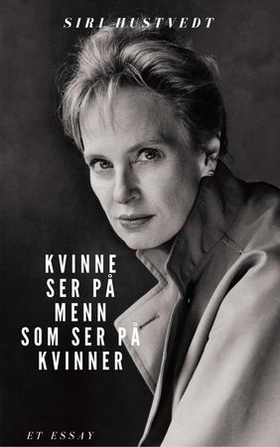 Kvinne ser på menn som ser på kvinner