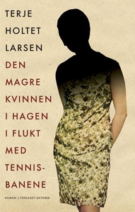 Den magre kvinnen i hagen i flukt med tennisb